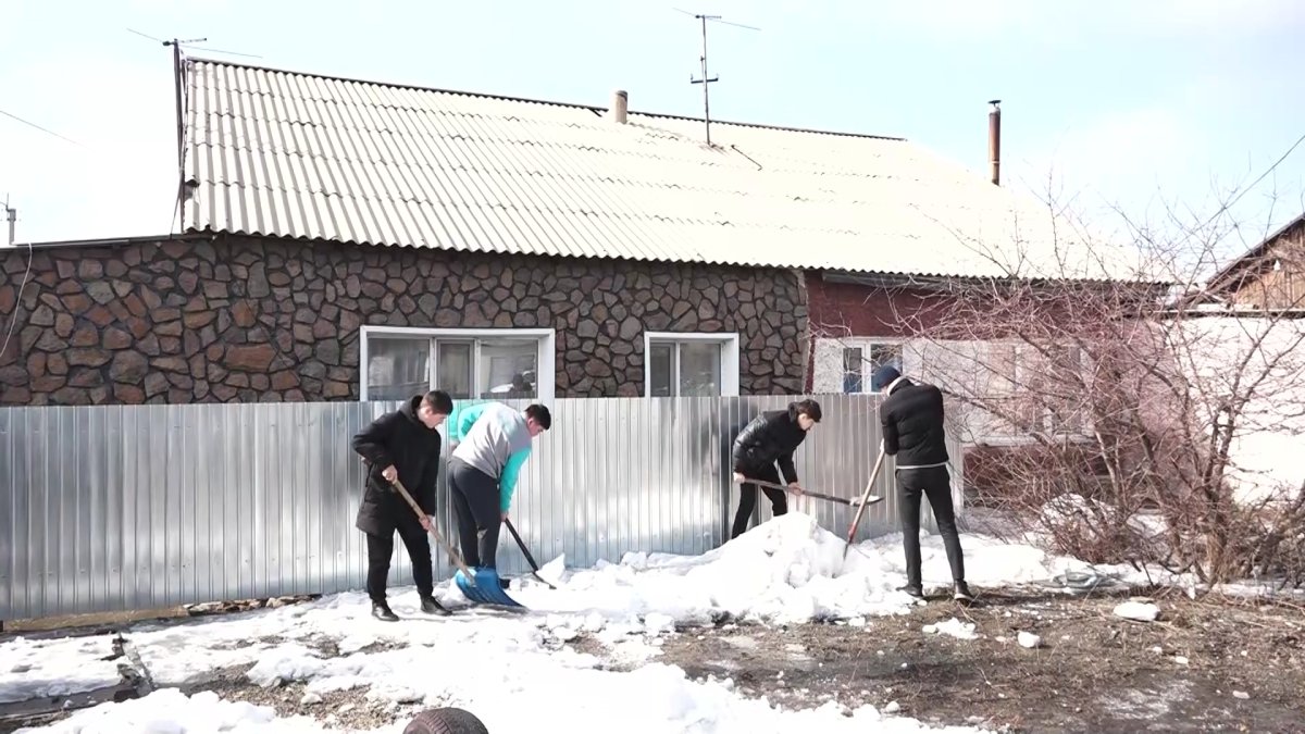 Активисты «Жастар Рухы» очищают от снега дома и дворы пенсионеров в Семее -  Телеканал «Астана»