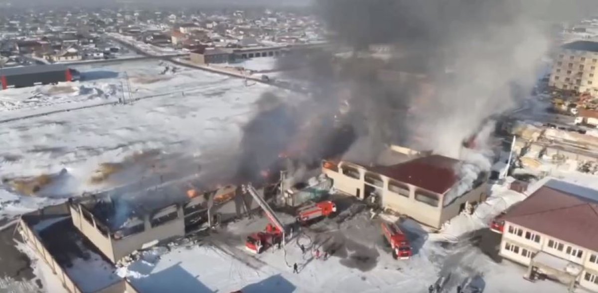 Огромный склад загорелся в Астане