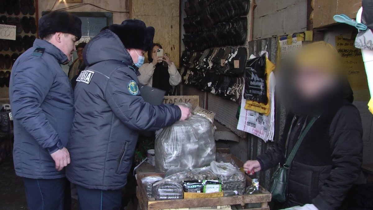 Астанада екі сатушыдан 100 келіге жуық насыбай тәркіленді
