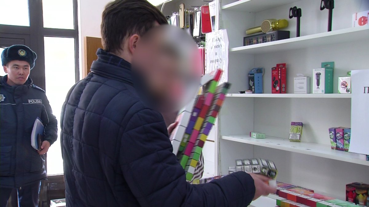 Незаконных торговцев насвая и вейпов выявили в Астане