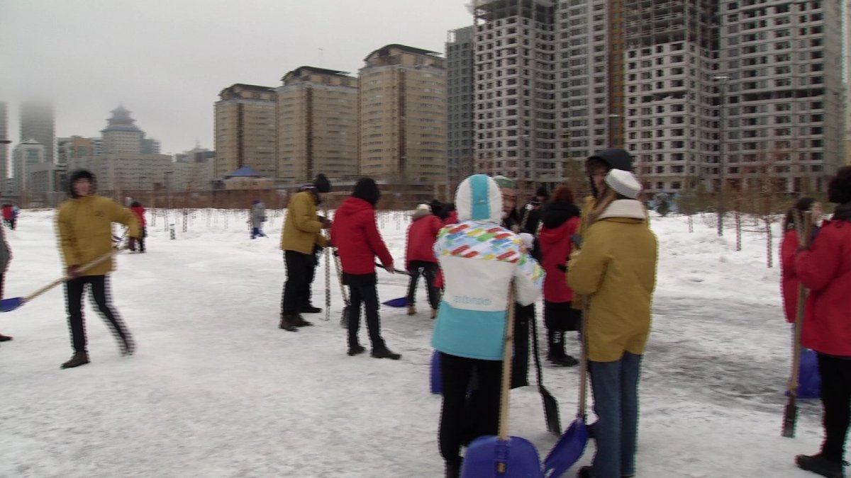 Елордалық еріктілер саябақтағы мұзды ойып, қар тазалады