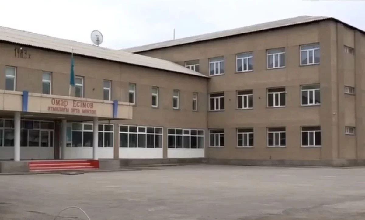 "Омыртқасы сынған": Түркістан облысында оқушы қыз мектептің үшінші қабатынан құлап кетті