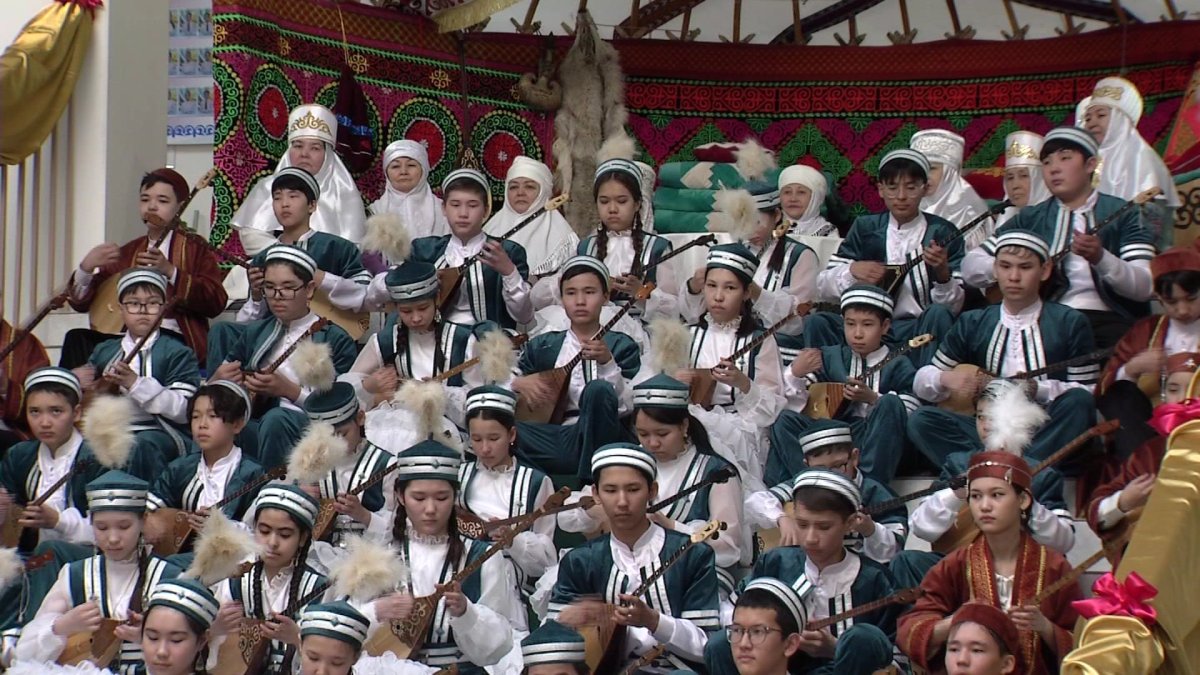 Около двух миллионов детей Казахстана одновременно сыграли на домбре