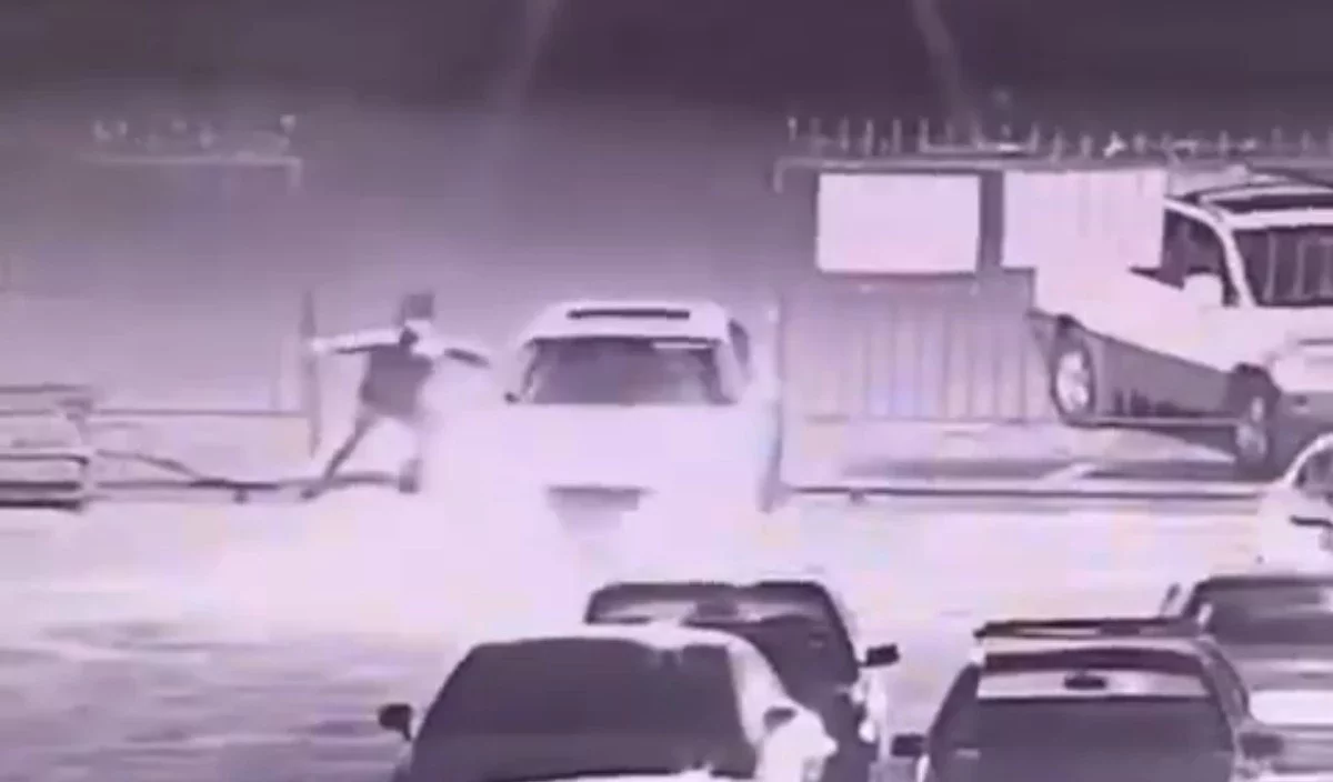 Шымкентте жүргізу құқығынан айырылған жүргізуші көлік тұрағынан полицейлердің көзінше қашып кеткен