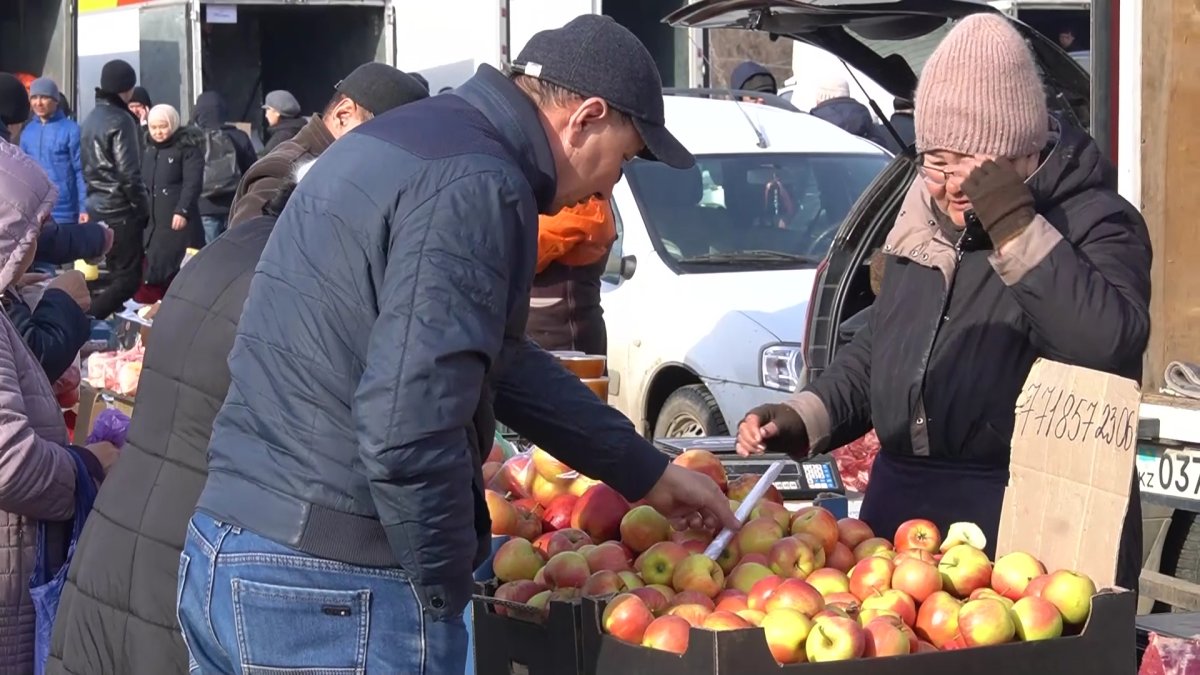 Сельхозпродукцию по сниженным ценам реализовали на ярмарке в Уральске