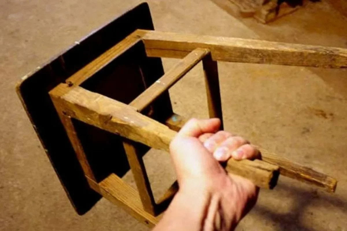 Байконурец избил пенсионера табуреткой ради перчаток и мобильного