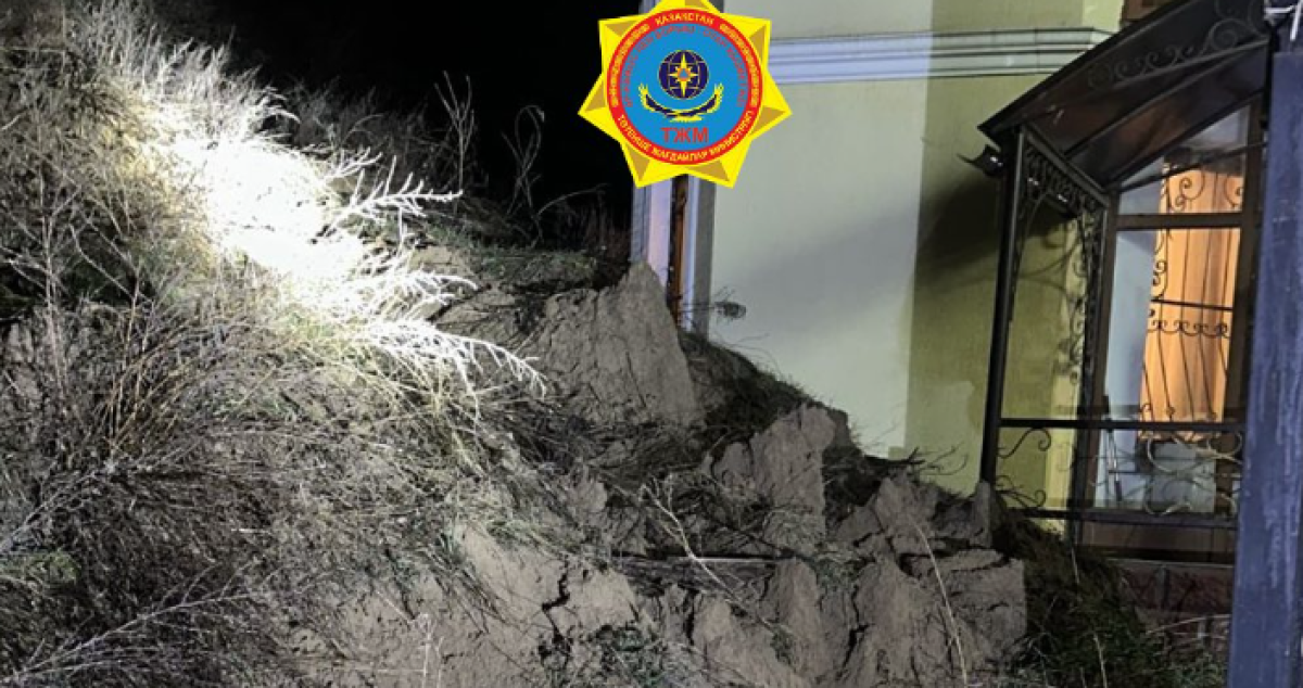 Оползень обрушился на дома в Алматинской области, жителей эвакуируют