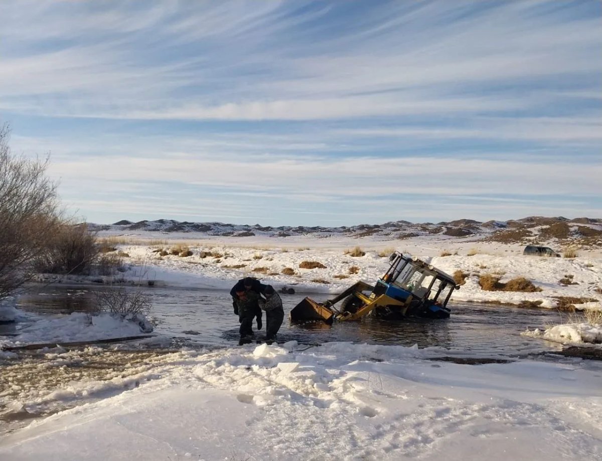Абайца сняли с тонущего трактора