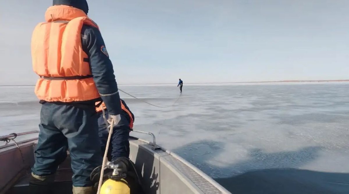 Екібастұзда балық аулауға шыққан екі адам көлікпен мұз астына түсіп кетті