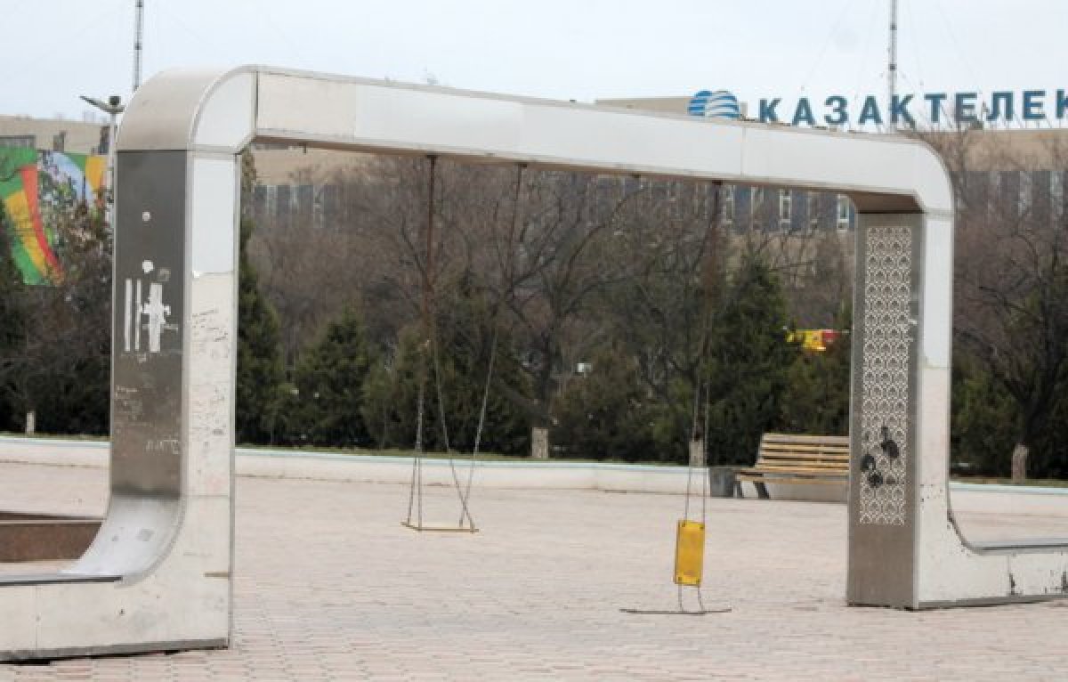 В Актау вандалы снова сломали качели за 2,5 миллиона тенге