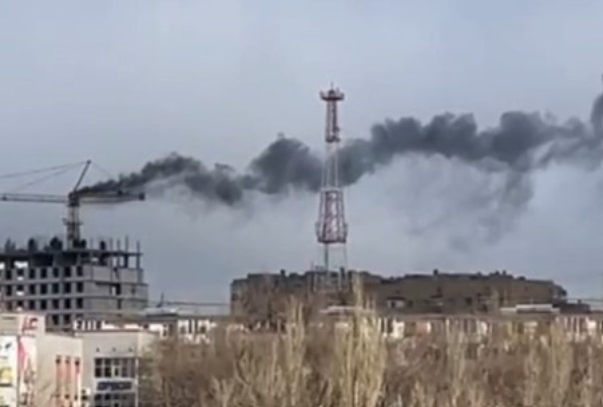 Башенный кран с крановщиком в кабине загорелся в Астане