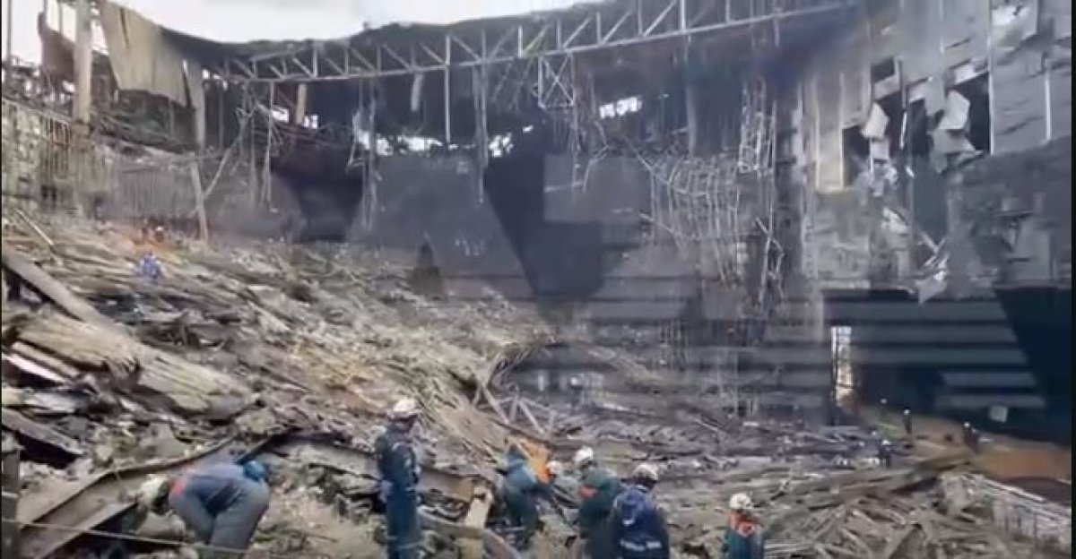 Под завалами «Крокуса» могут оставаться останки нескольких десятков человек.