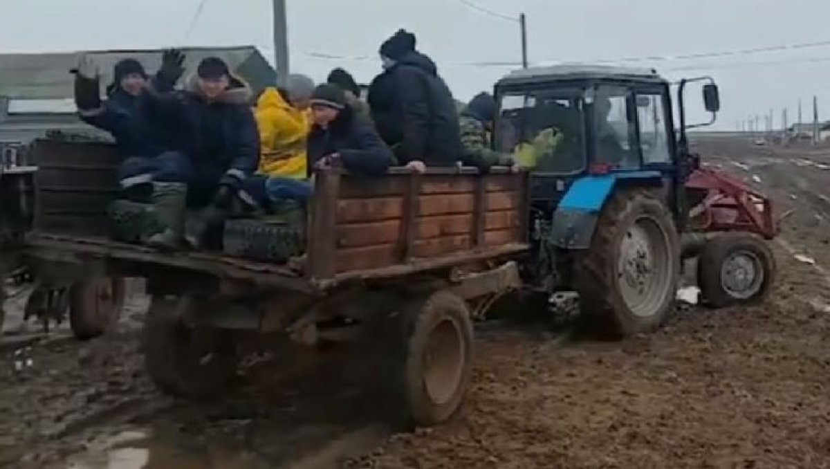 Школьников на ЕНТ пришлось вывозить из села на тракторе в ЗКО