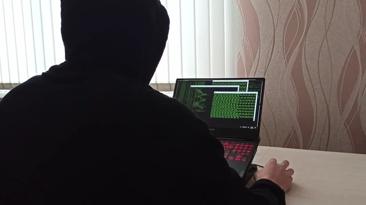 Алаяқтар жасанды интеллект арқылы адамның дауысын салып, интимді видео әзірлейді