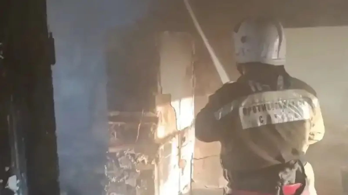 ШҚО-да өрт сөндірушілер өртеніп жатқан үй ішінен үш газ баллонын алып шықты