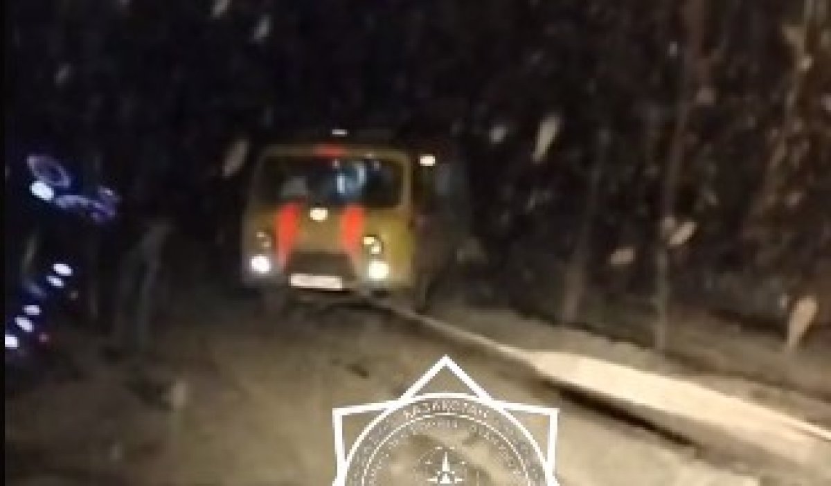 Карету скорой с беременной женщиной вызволили из грязевого плена в Атырауской области