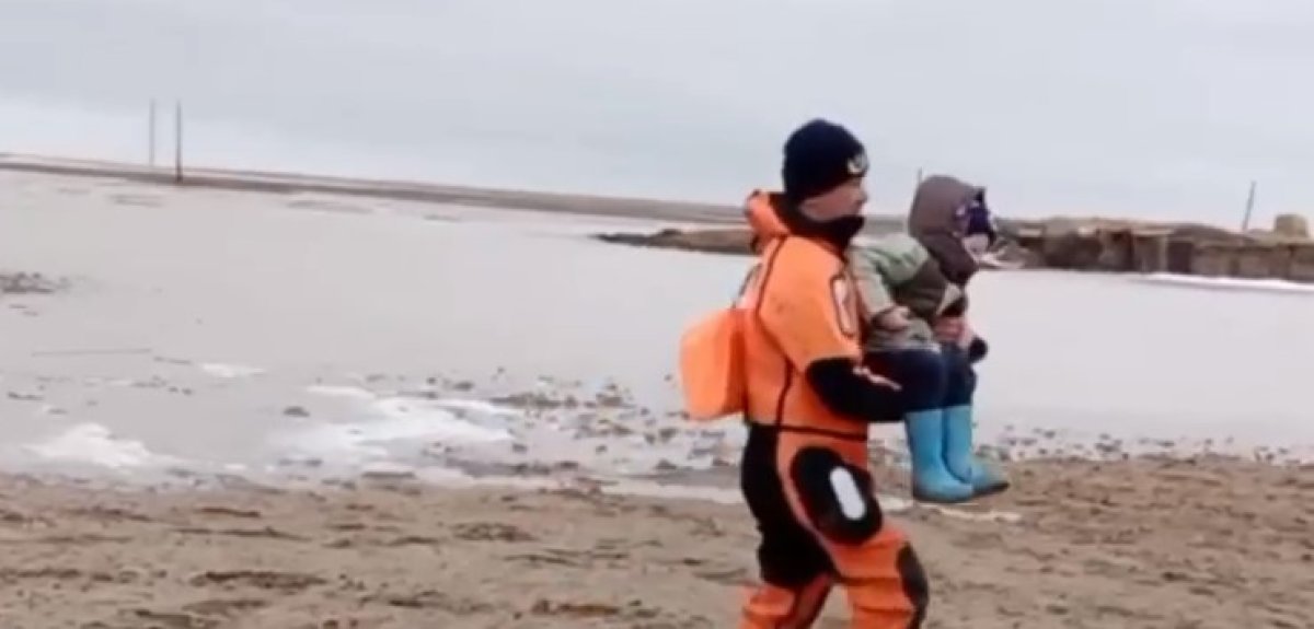 Сотни сельчан пришлось эвакуировать из-за паводков в Казахстане