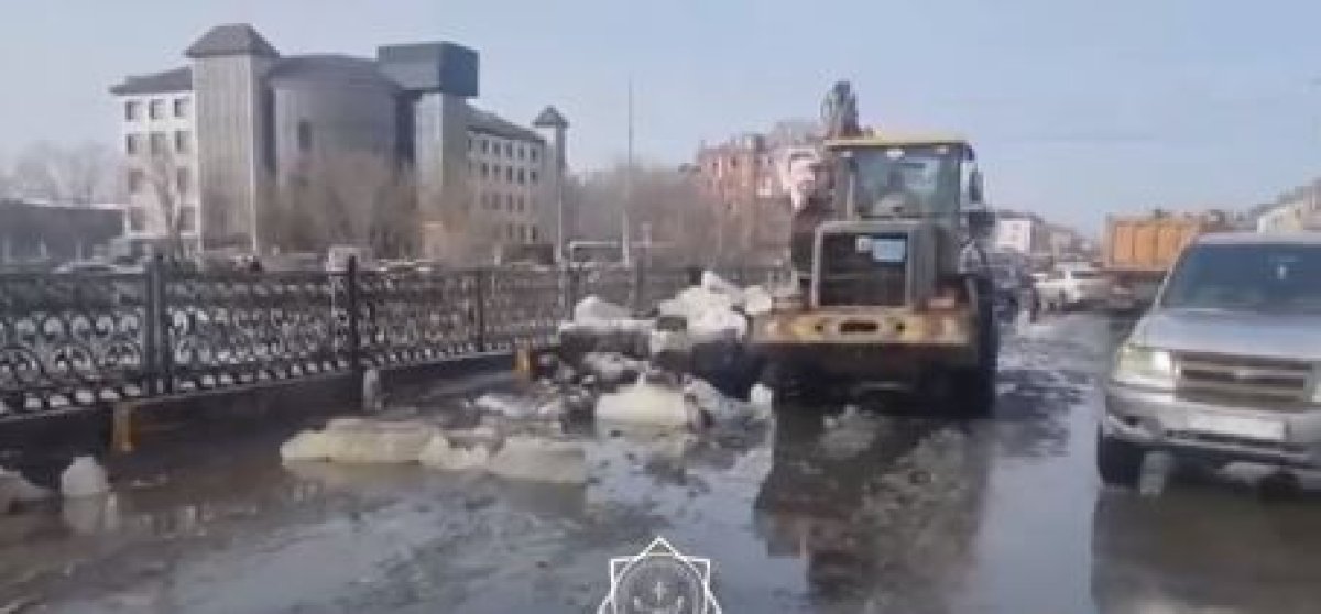 Спасатели показали кадры как борются с паводками в Кокшетау