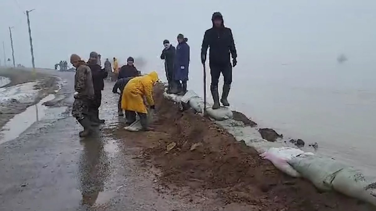 Қорғаныс министрлігінің ұшқыштары түн ішінде Қостанай облысында 140 адамды эвакуациялады