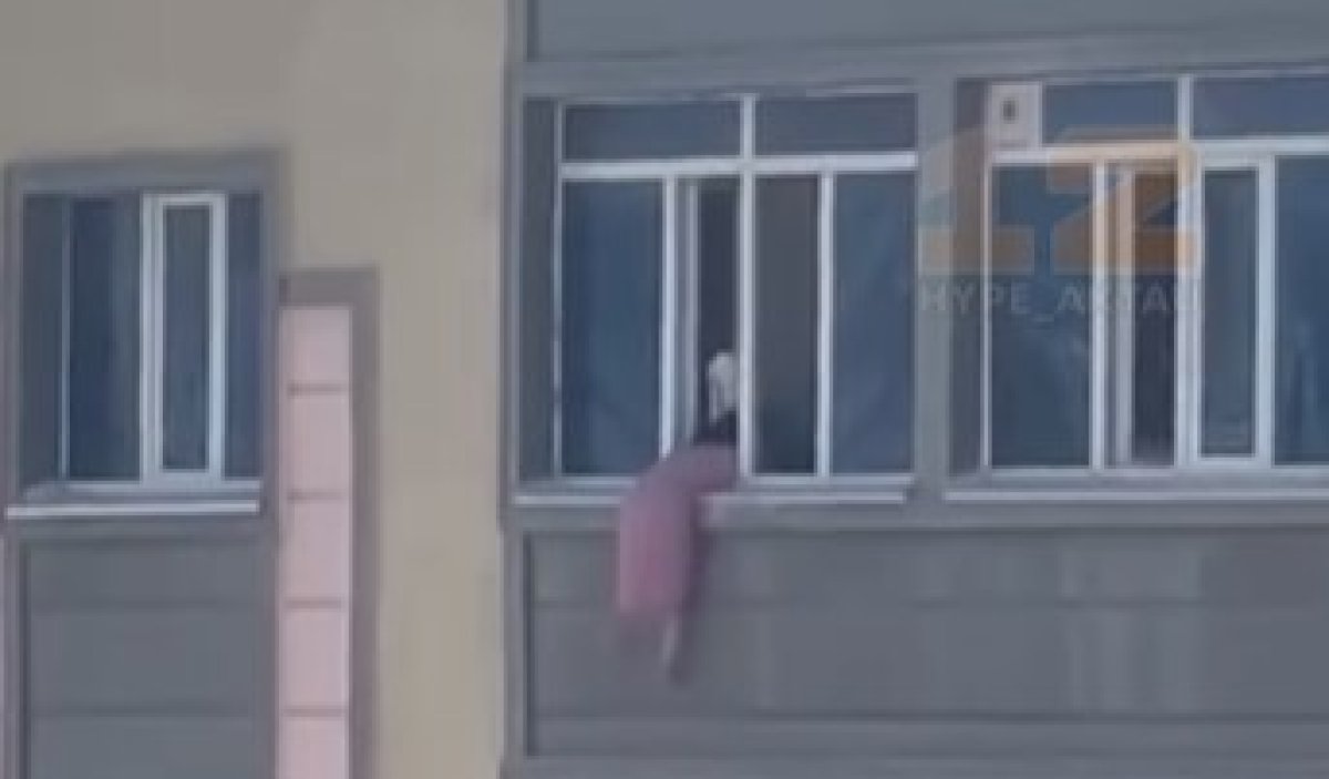 Девушка пыталась выпрыгнуть из окна многоэтажного дома в Актау (ВИДЕО)