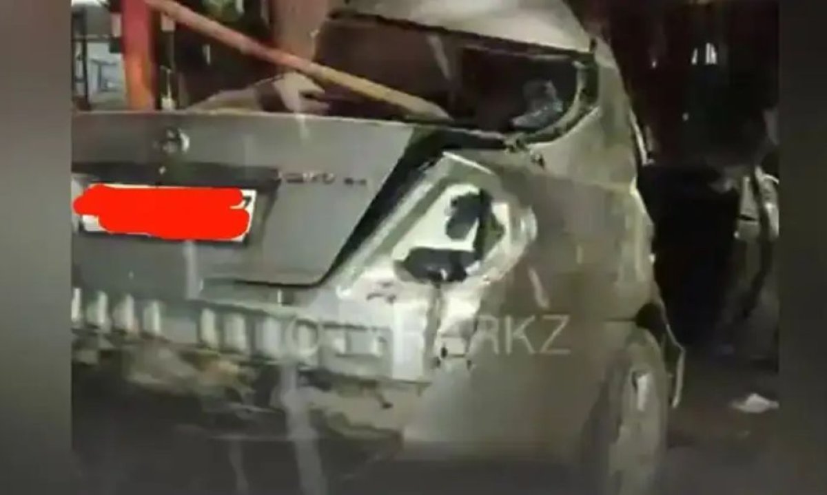 "Мыжылып қалды". Шымкентте жеңіл көлік бар жылдамдығымен ағашқа соғылды
