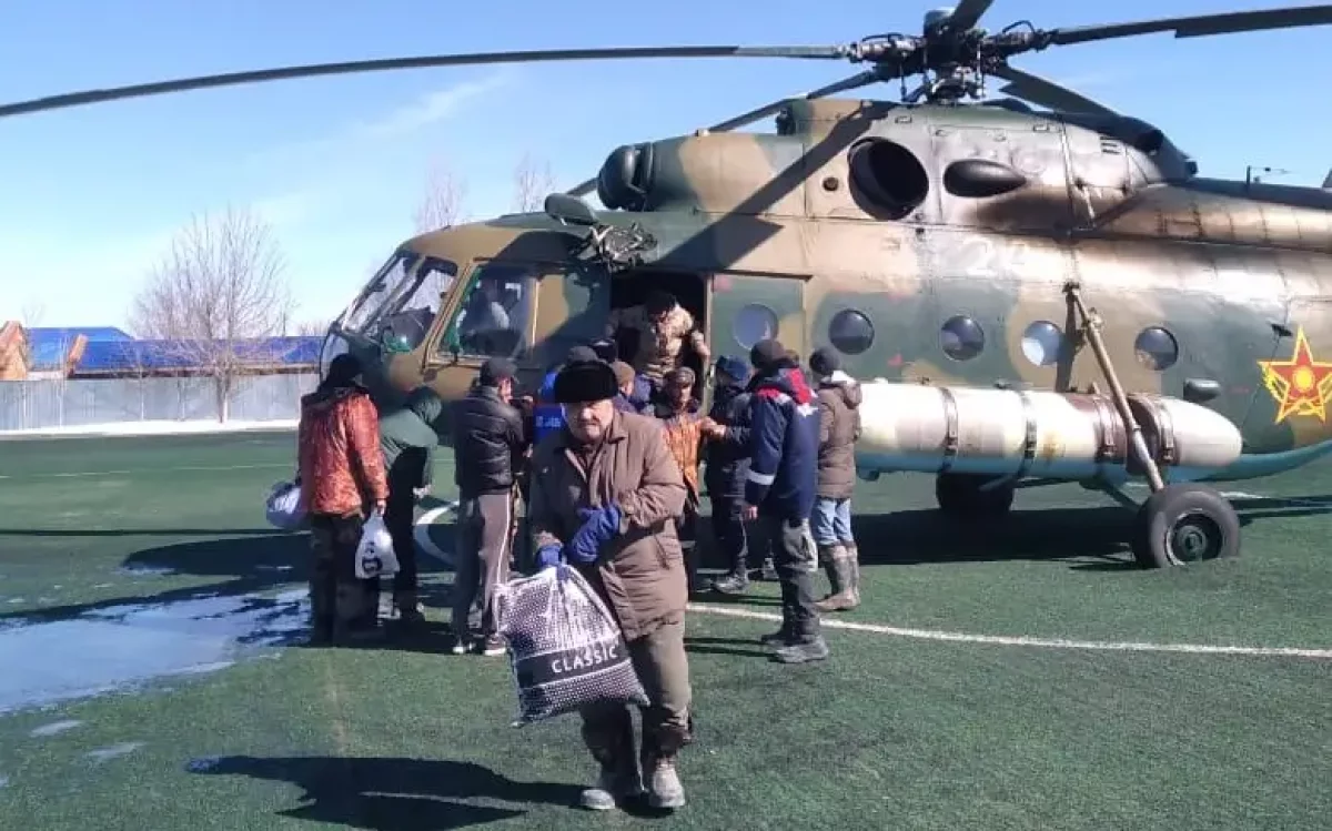 Ақтөбеде су ортасында қалып, тікұшақ сұраған ауылдың халқын эвакуациялап жатыр