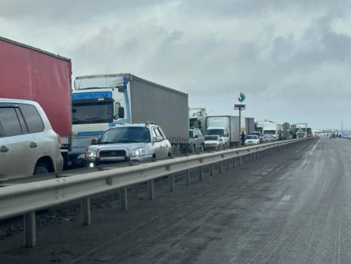 В Карагандинской области на трассах из-за переливов скопились сотни машин -  Телеканал «Астана»