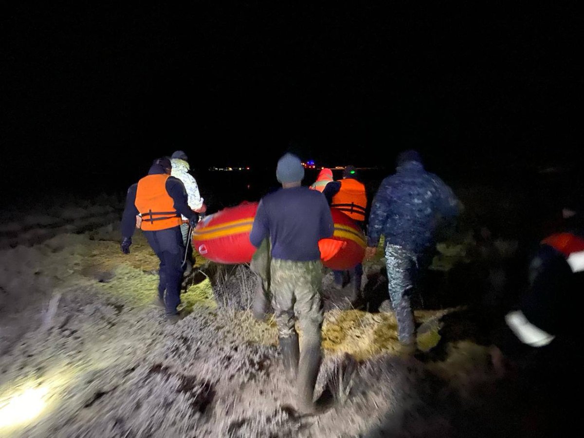 Полицейские и спасатели вызволили тракториста из реки в Аягозском районе