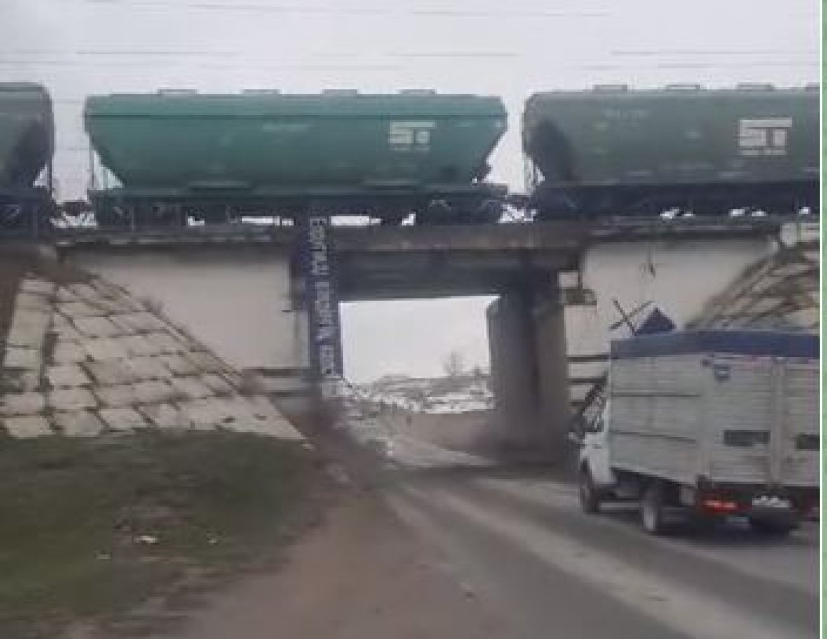 Часть железнодорожного моста обрушилась во время движения поезда в  Туркестанской области - Телеканал «Астана»