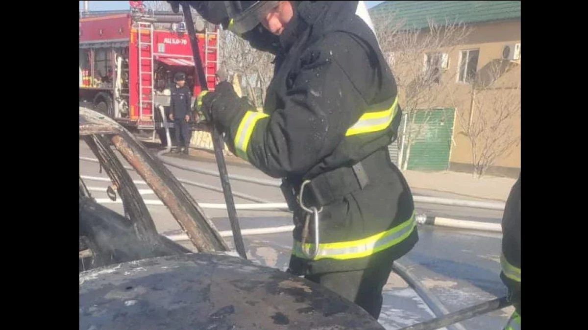 Ақтауда көліктен шыққан өрттен жүргізушінің қолын күйік шалды