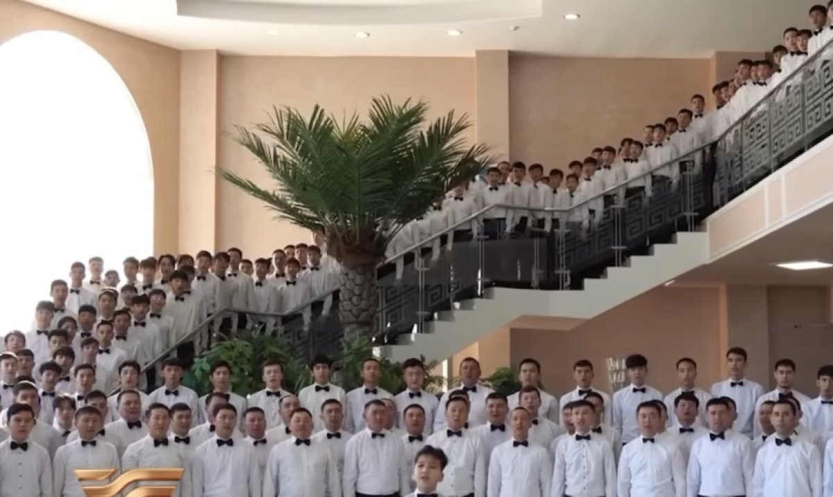 “120 әке, 120 бала”: оқушылар әкелерімен бірге ән шырқады