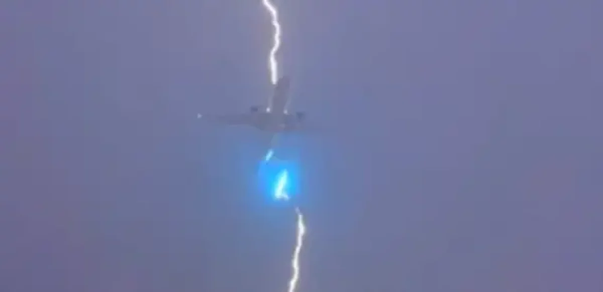 Канадада 550 жолаушысы бар ұшаққа найзағай түсті