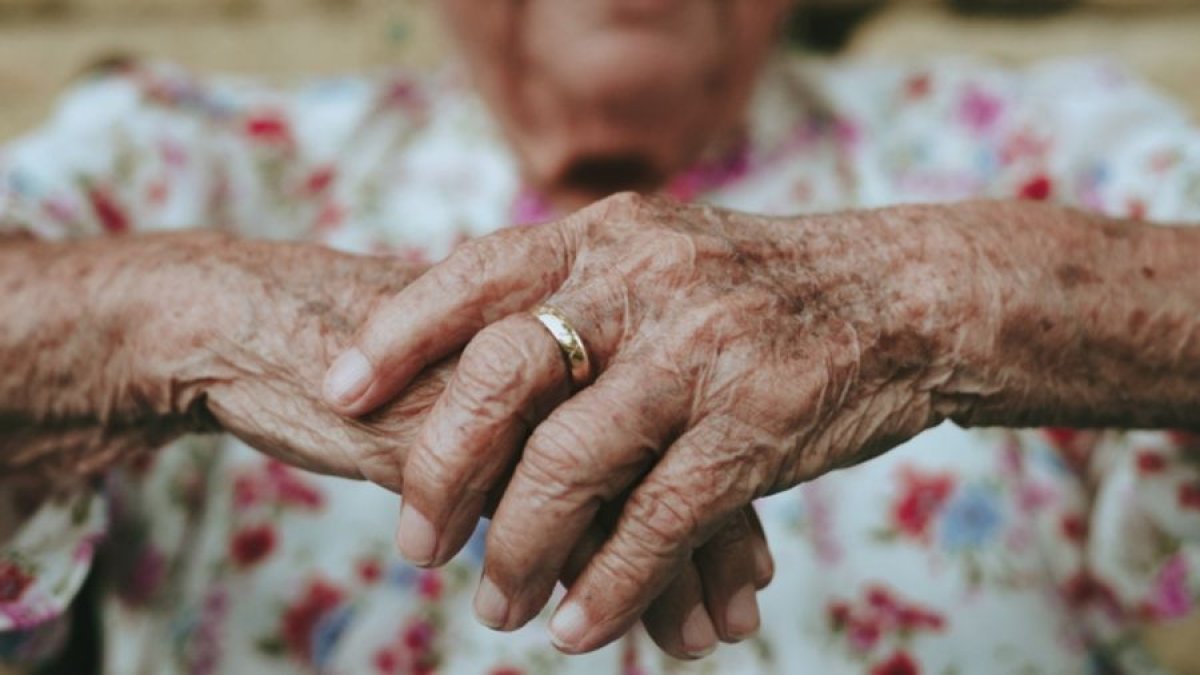 Пенсионерка взыскала алименты с взрослого сына в Актобе