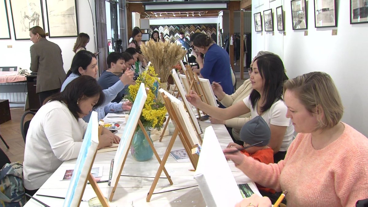 "Жастар Рухы" ЖҚ белсенділері ерекше балалардың аналарына  шеберлік сабағын ұйымдастырды