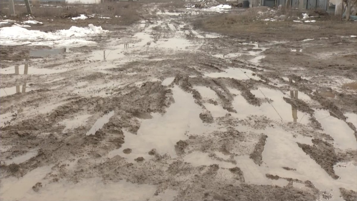 Жители села в Алматинской области с наступлением весны утопают в грязи
