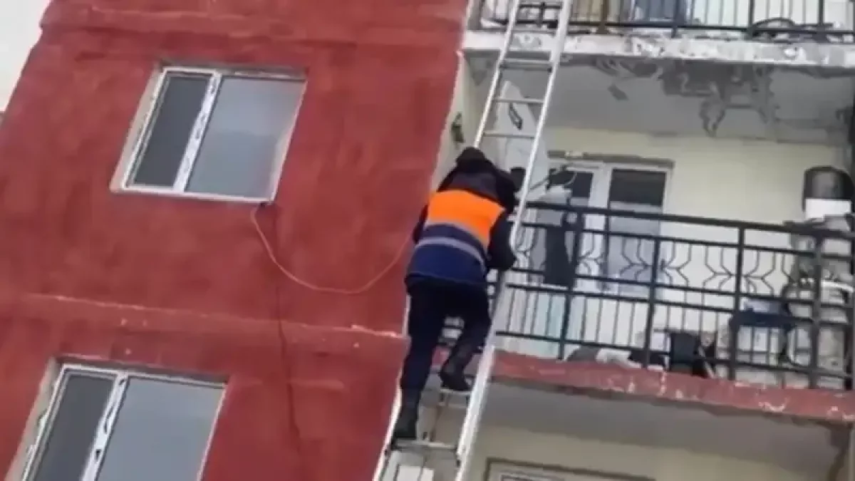 Жетісу облысында отқа оранған пәтерден өрт сөндіруші екі баланы аман-есен алып шықты