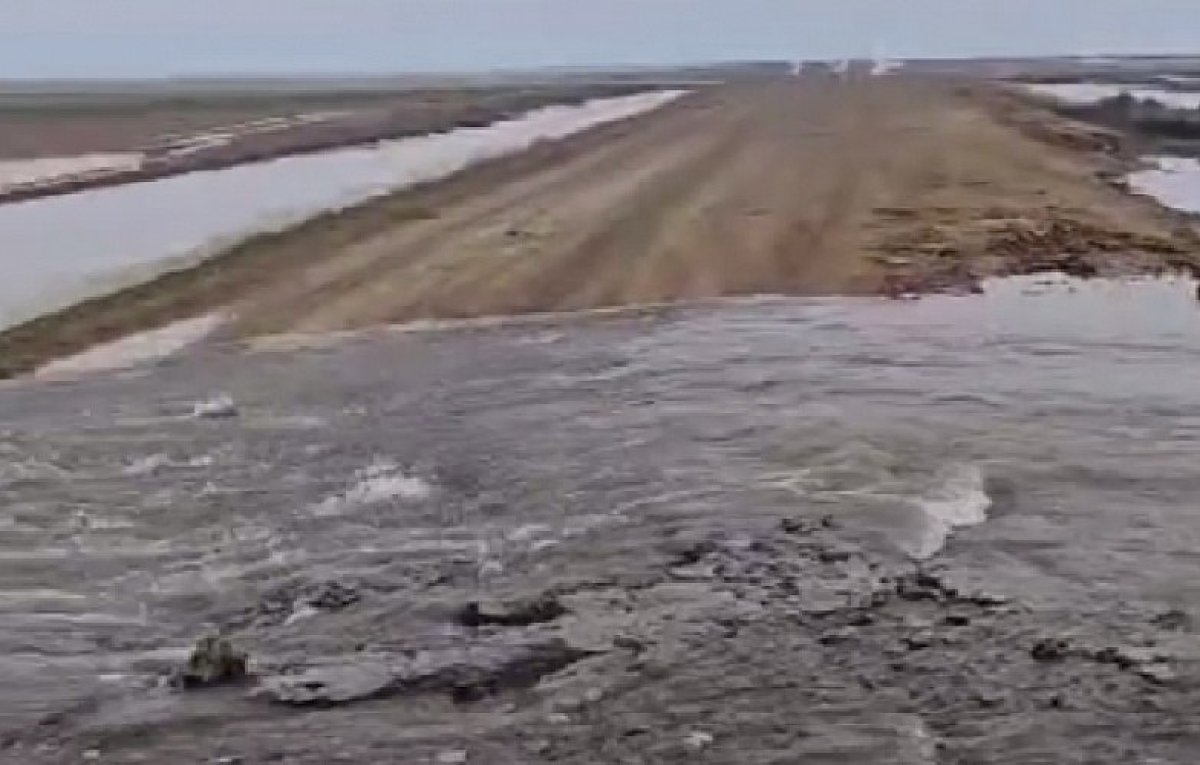 Республиканскую трассу подтопило талыми водами в Актюбинской области