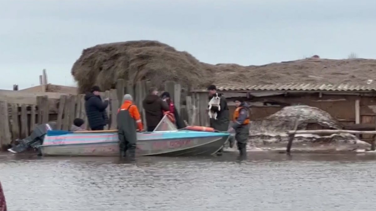 Мәжіліс депутаттары БҚО-дағы су басқан ауылдарды аралады