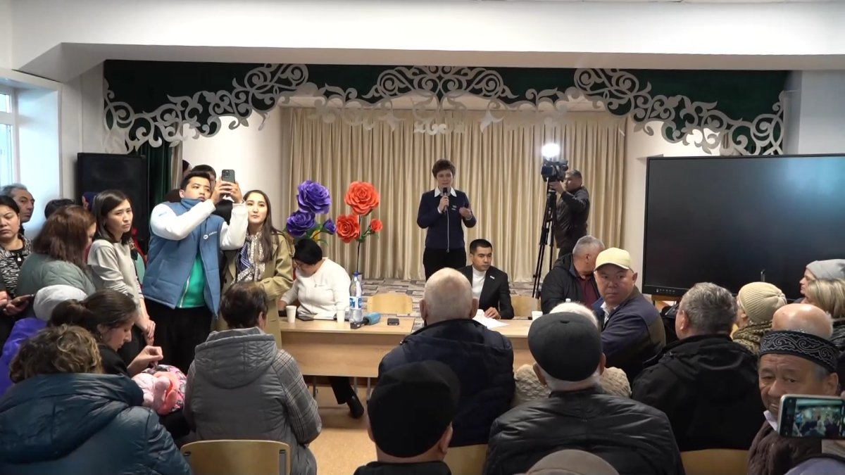 Депутаттар тұрғындармен кездесті