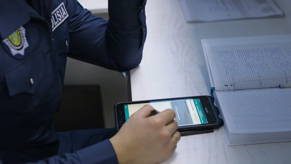 Көлік тізгінінде телефон пайдаланғандар жауапқа тартылды