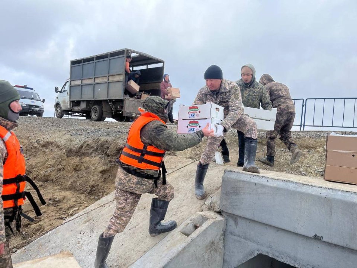 Свыше 500 военных направили для борьбы с паводками в регионах