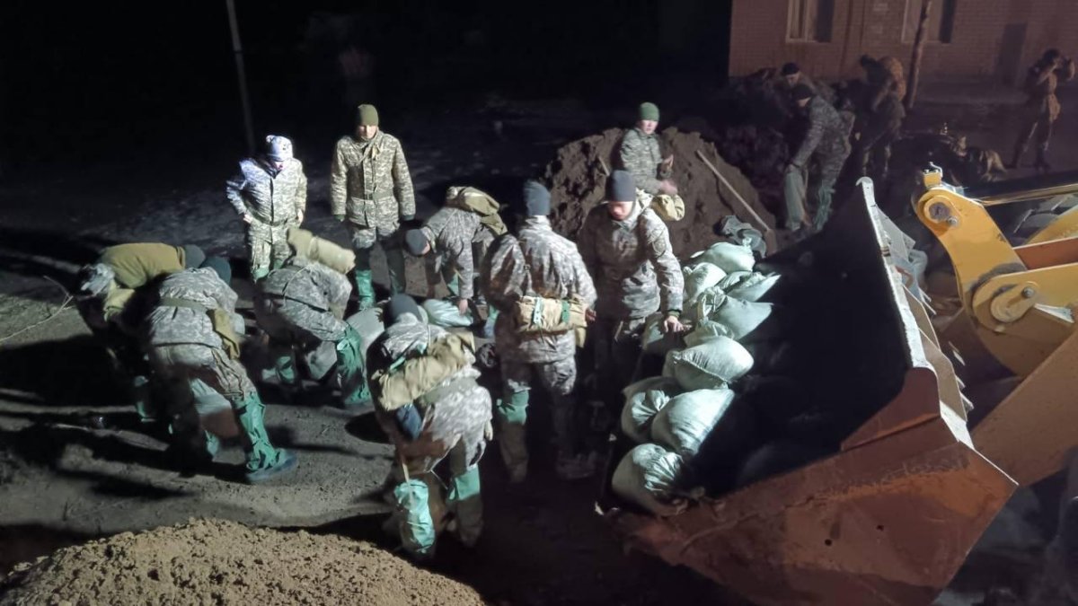 Әскерилер тәулік бойы су тасқынына қарсы жұмыстарды жалғастыруда