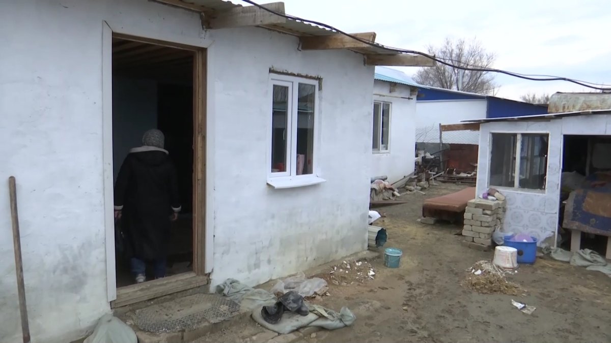 Ақтөбенің Қобда ауданында су тасқынынан  зардап шеккен 32 отбасы үйіне оралды