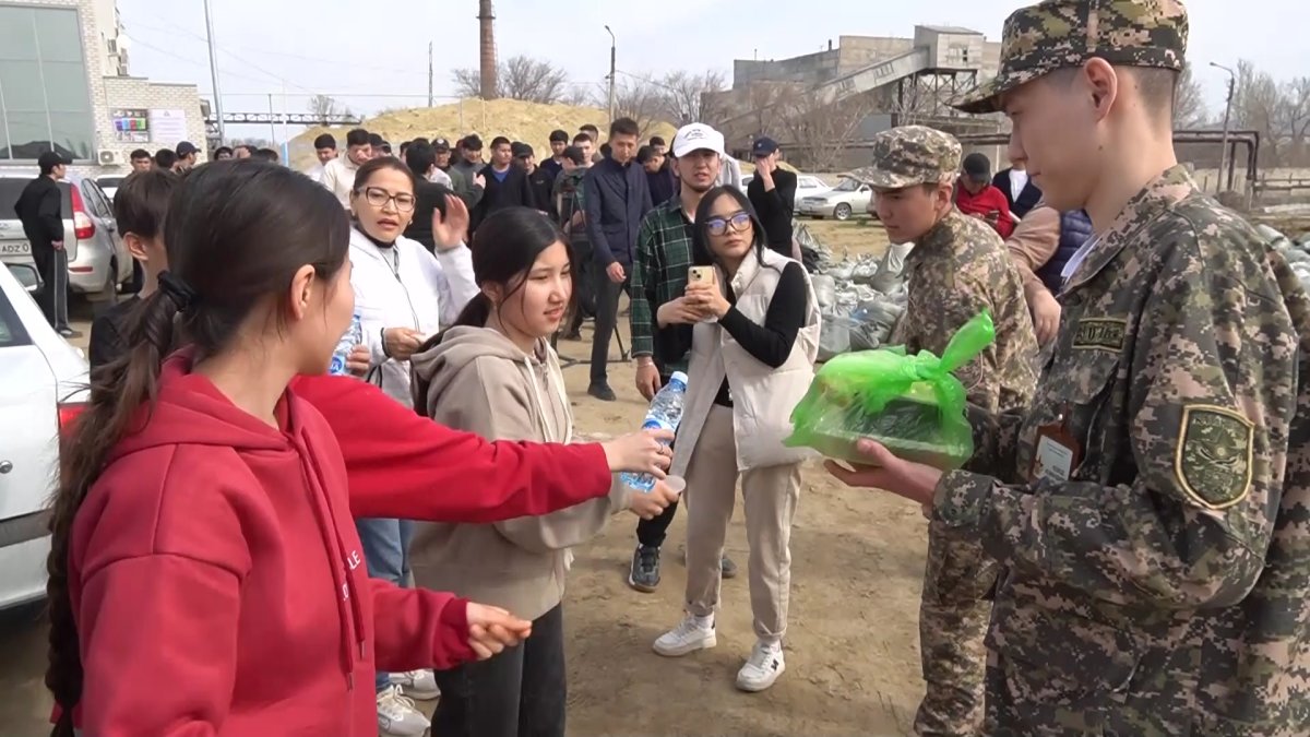 800 волонтёров борются с паводком в ЗКО