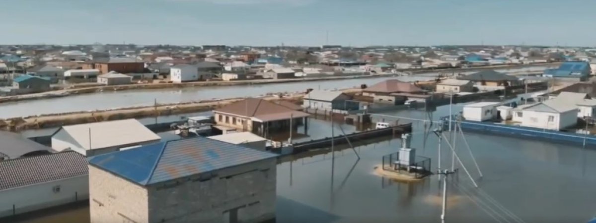 Что происходит в самом затопленном городе Казахстана, показали спасатели