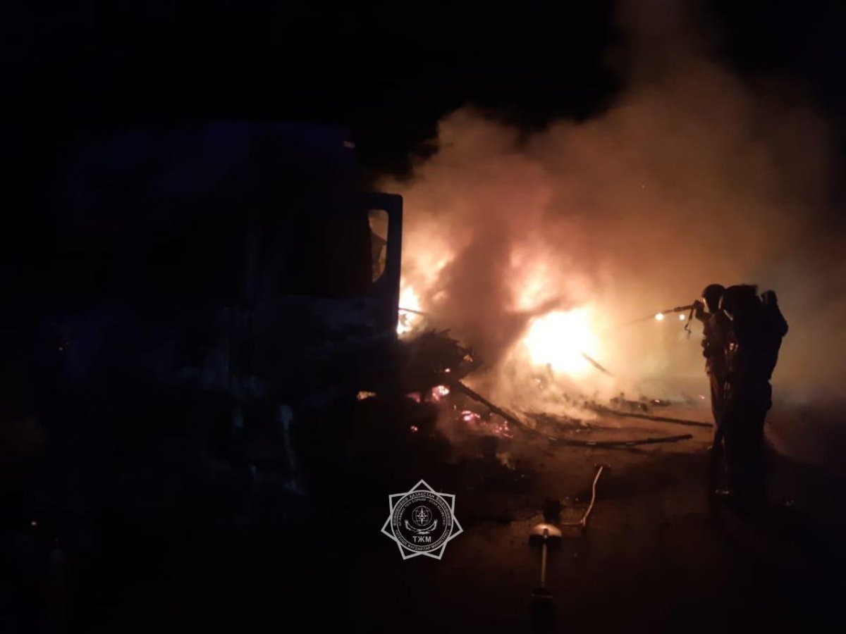 Сразу несколько авто загорелись на трассах в Казахстане