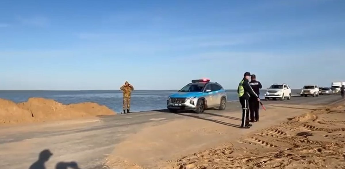 Размытую паводками дорогу между Актау и Атырау удалось открыть