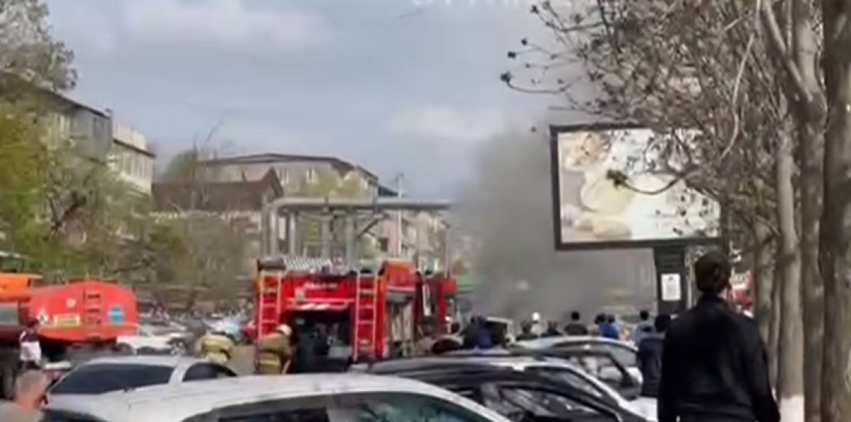 Автомобиль загорелся в центре Шымкента (ВИДЕО)