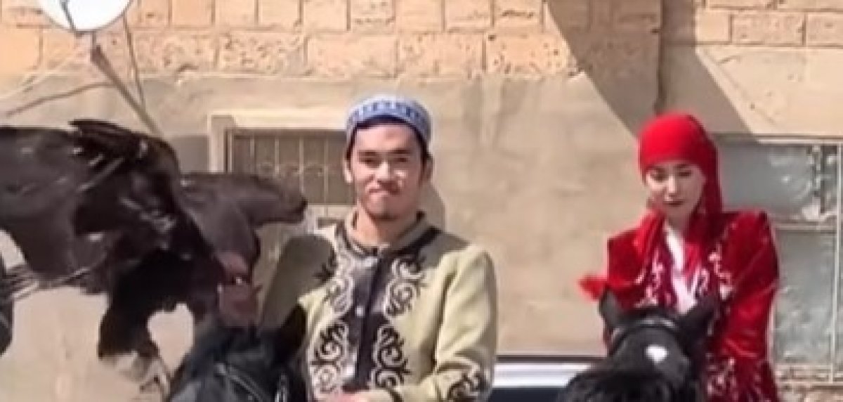 Жанаозенский нефтяник привез невесту на беташар верхом, а не на "традиционном лимузине"