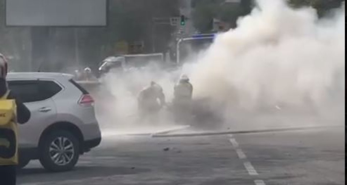 Два автомобиля загорелись на оживленной дороге в Шымкенте